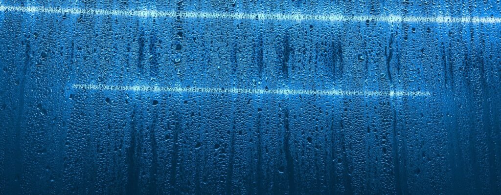 Humedad por condensación en una ventana de Almería